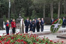 Beynəlxalq parlament konfransının iştirakçıları Fəxri xiyabanı və Şəhidlər xiyabanını ziyarət ediblər (FOTO)