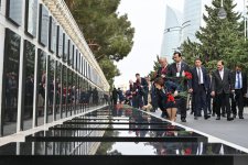 Beynəlxalq parlament konfransının iştirakçıları Fəxri xiyabanı və Şəhidlər xiyabanını ziyarət ediblər (FOTO)