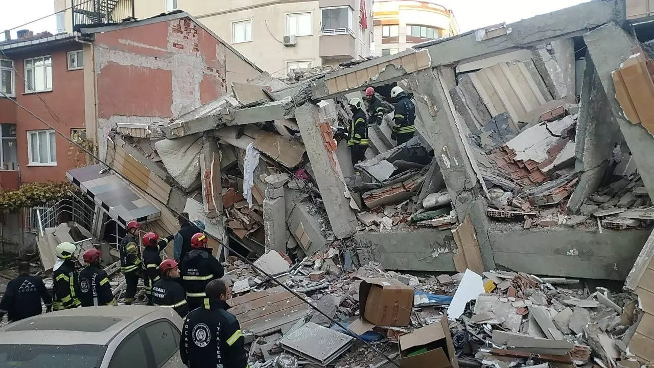 Türkiyənin Kocaeli şəhərində 7 mərtəbəli bina çöküb