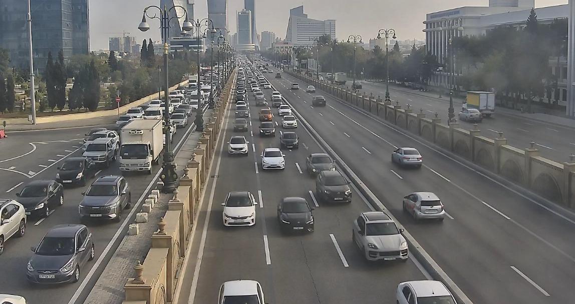 Texniki nasaz avtomobilin yolda qalması nəqliyyatı iflic edib