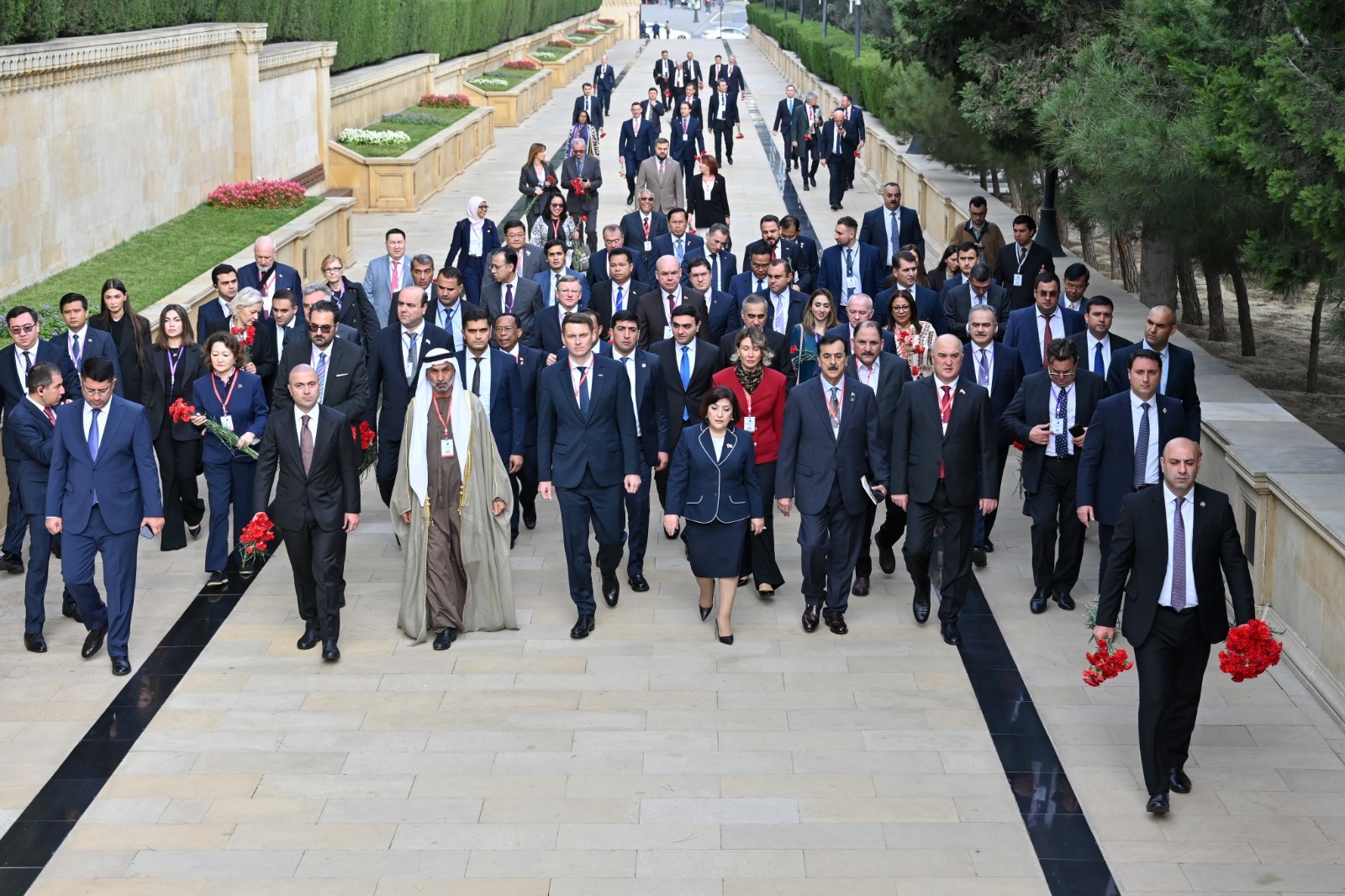 Beynəlxalq parlament konfransının iştirakçıları Fəxri xiyabanı və Şəhidlər xiyabanını ziyarət ediblər (FOTO)