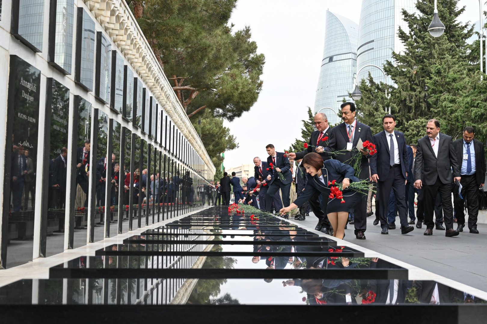 Beynəlxalq parlament konfransının iştirakçıları Fəxri xiyabanı və Şəhidlər xiyabanını ziyarət ediblər (FOTO)