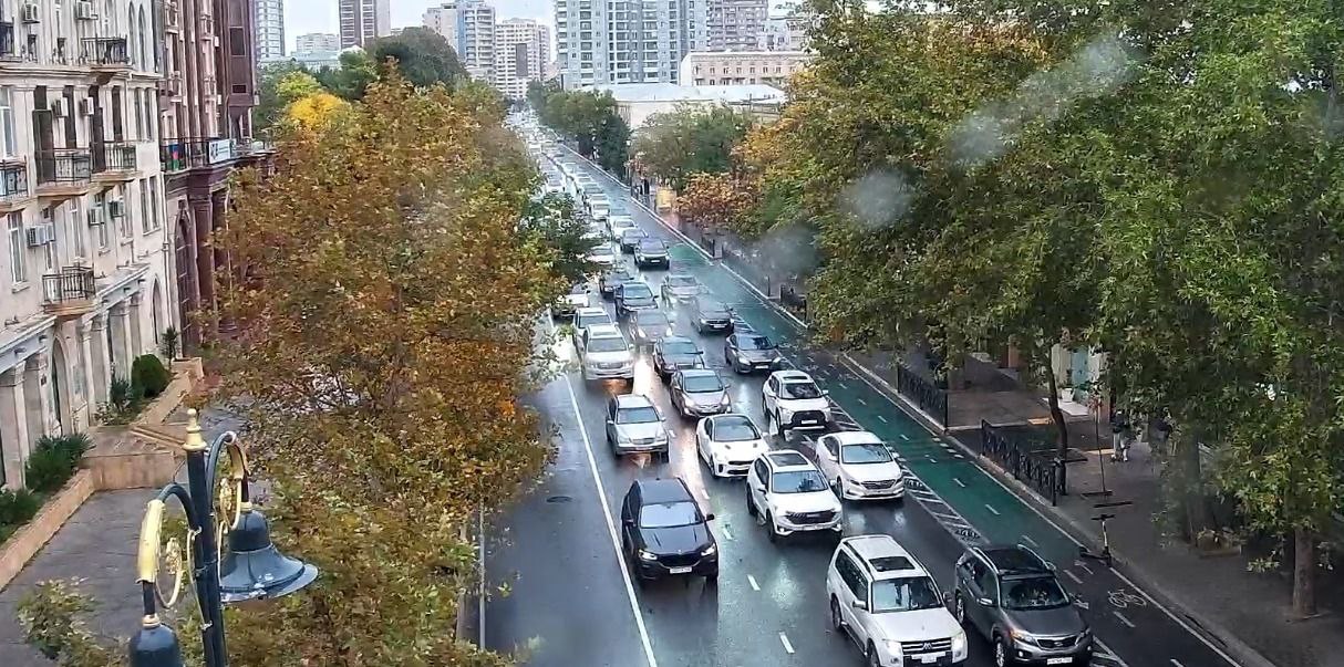 Sürücülərin NƏZƏRİNƏ: Paytaxtın bir sıra yollarında tıxac var - SİYAHI (FOTO)