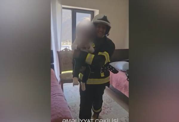 Kəlbəcərdə evdə köməksiz qalan azyaşlı belə xilas edildi (VİDEO)