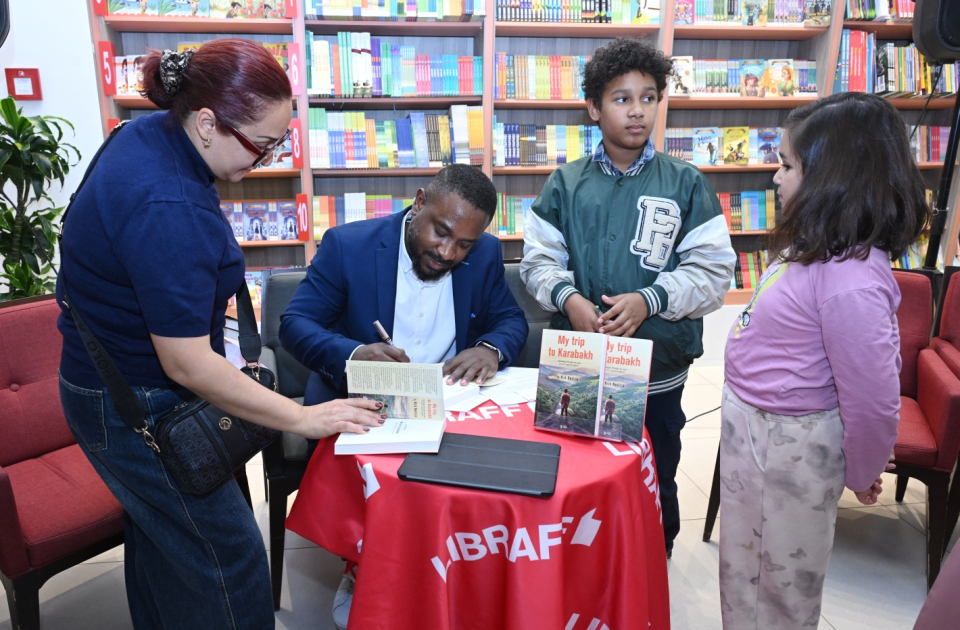 Nigeriyalı müəllifin “Mənim Qarabağa səfərim” kitabının təqdimatı olub (FOTO)