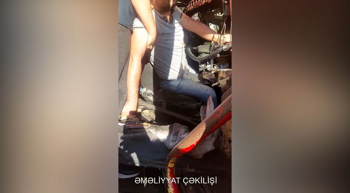 Şəkidə qəza: bir nəfər avtomobildə sıxılı vəziyyətdə qalıb