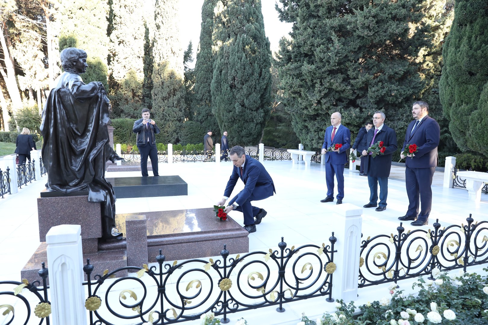 Ukraynanın səhiyyə naziri Fəxri Xiyabanı, Şəhidlər Xiyabanı və Zəfər Parkını ziyarət edib (FOTO)