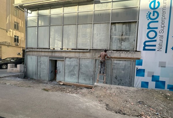 Nəsimidə səkidə quraşdırılan pilləkən qəfəsəsi sökülüb
