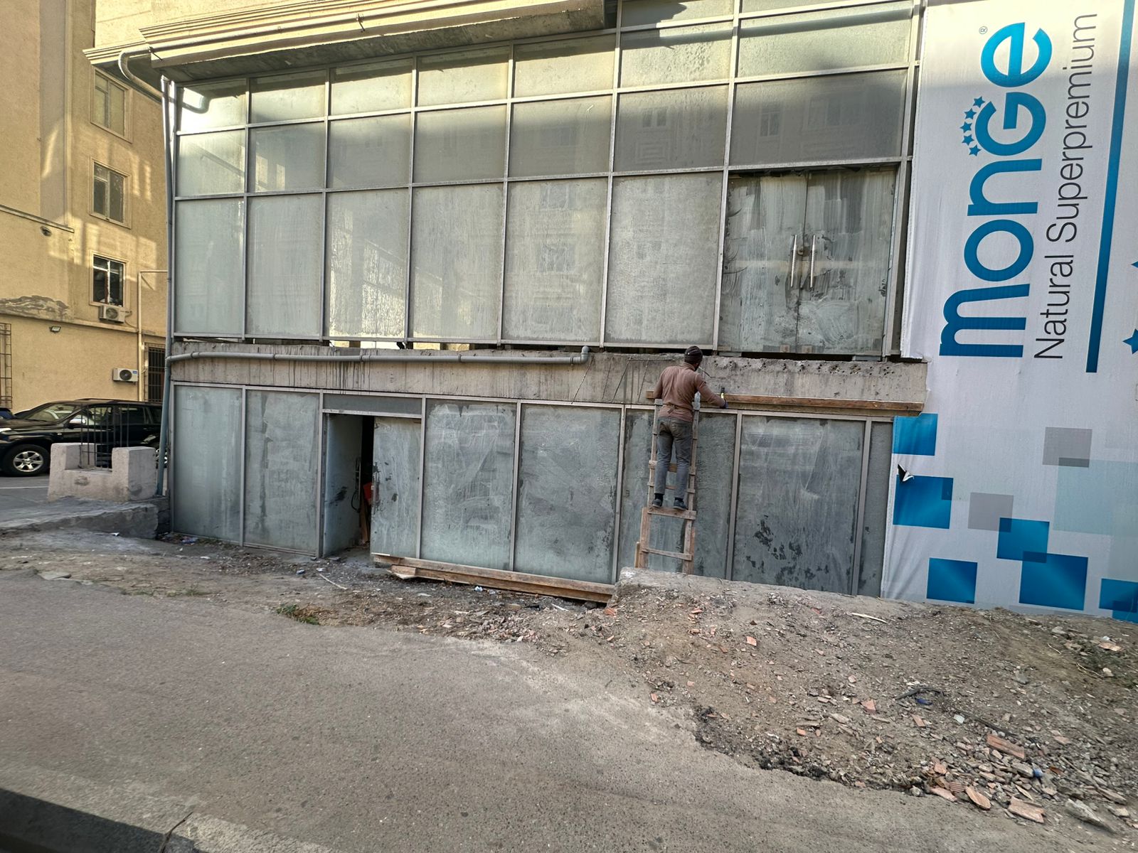 Nəsimidə səkidə quraşdırılan pilləkən qəfəsəsi sökülüb