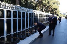 Ukraynanın səhiyyə naziri Fəxri Xiyabanı, Şəhidlər Xiyabanı və Zəfər Parkını ziyarət edib (FOTO)