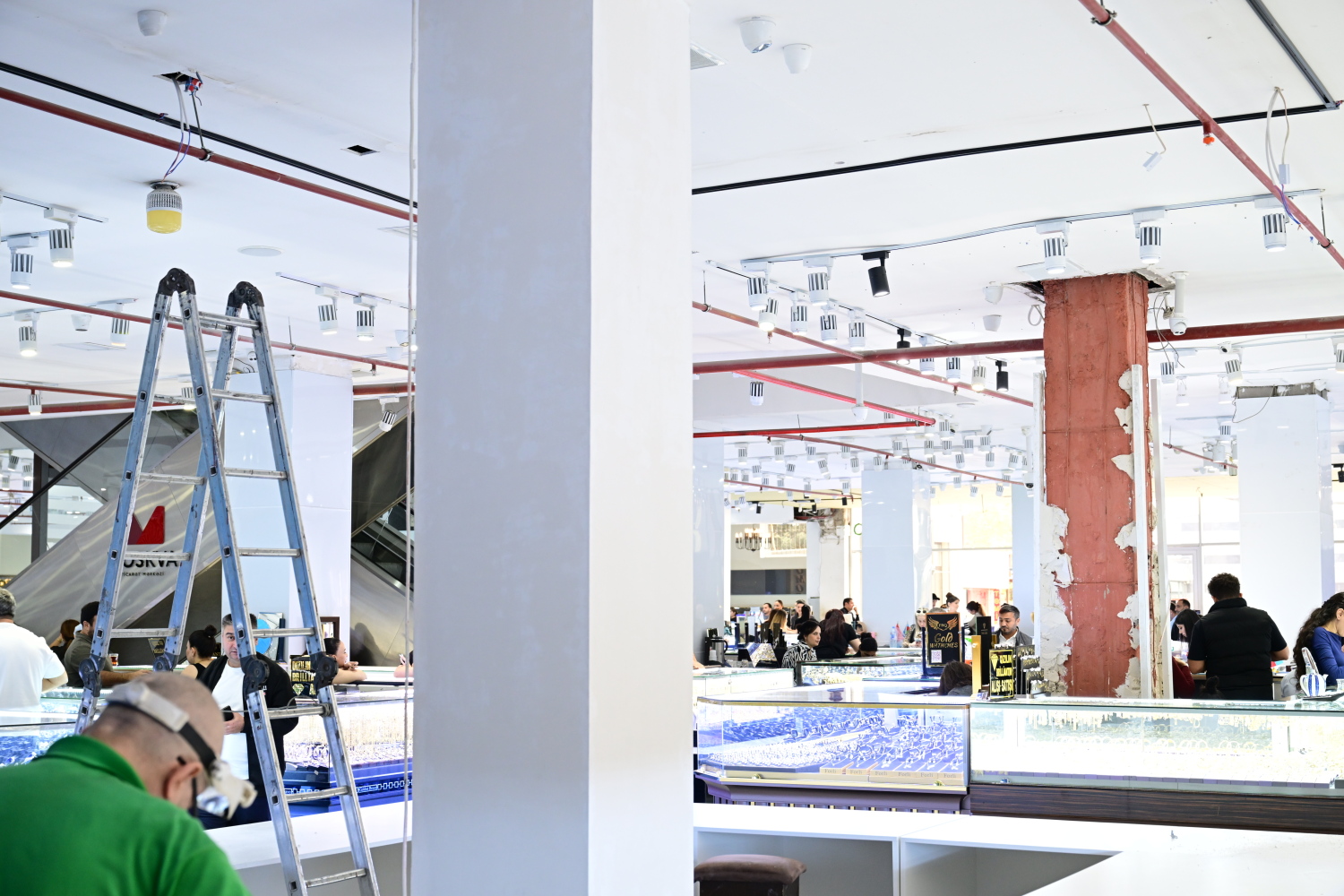 “Moskva” univermağının binasında qanunsuz təmir işləri aparılıb (FOTO)