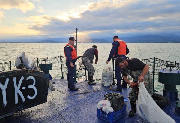 Dənizdə batma təhlükəsi ilə üzləşən balıqçılar xilas ediliblər - DSX (FOTO)