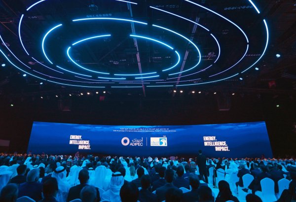 Azərbaycan BƏƏ-də enerji transformasiyası sahəsində təcrübəsini bölüşüb