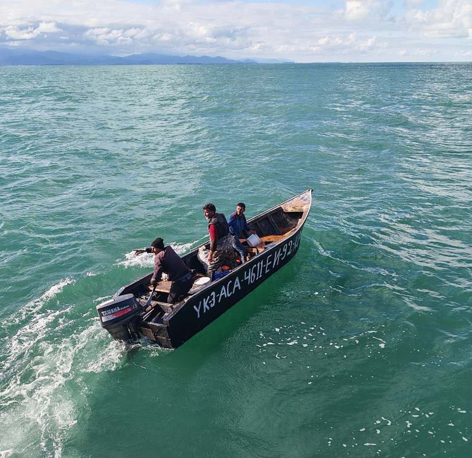 Dənizdə batma təhlükəsi ilə üzləşən balıqçılar xilas ediliblər - DSX (FOTO)