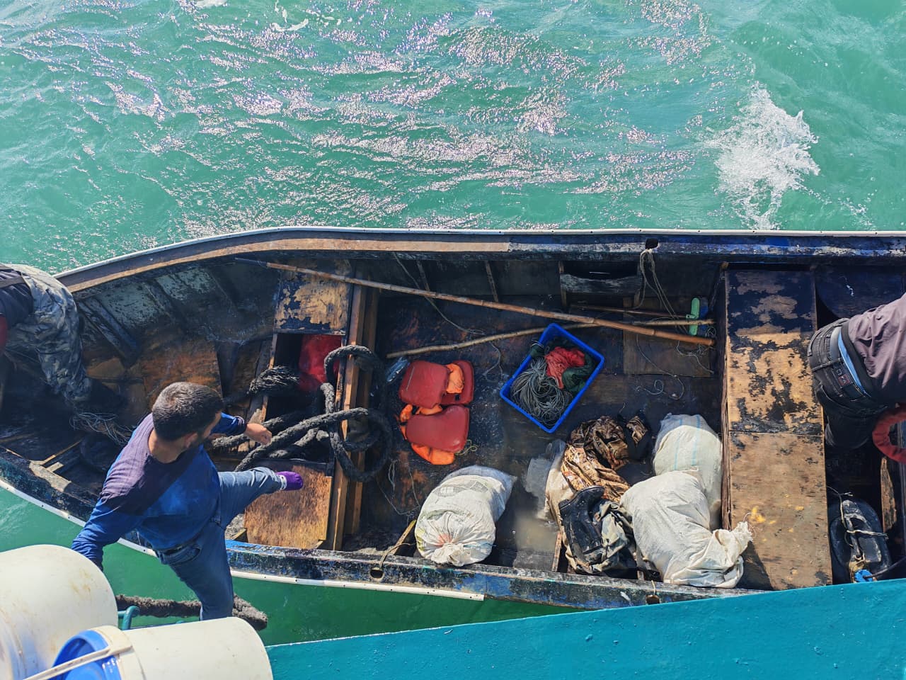 Dənizdə batma təhlükəsi ilə üzləşən balıqçılar xilas ediliblər - DSX (FOTO)