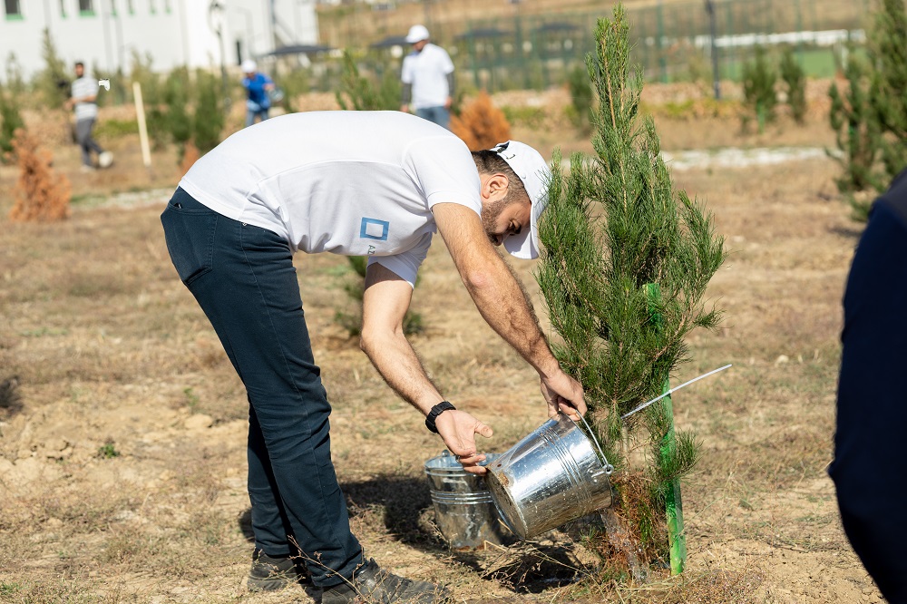 “AzInTelecom” Ağdamda ağacəkmə aksiyası keçirib (FOTO)