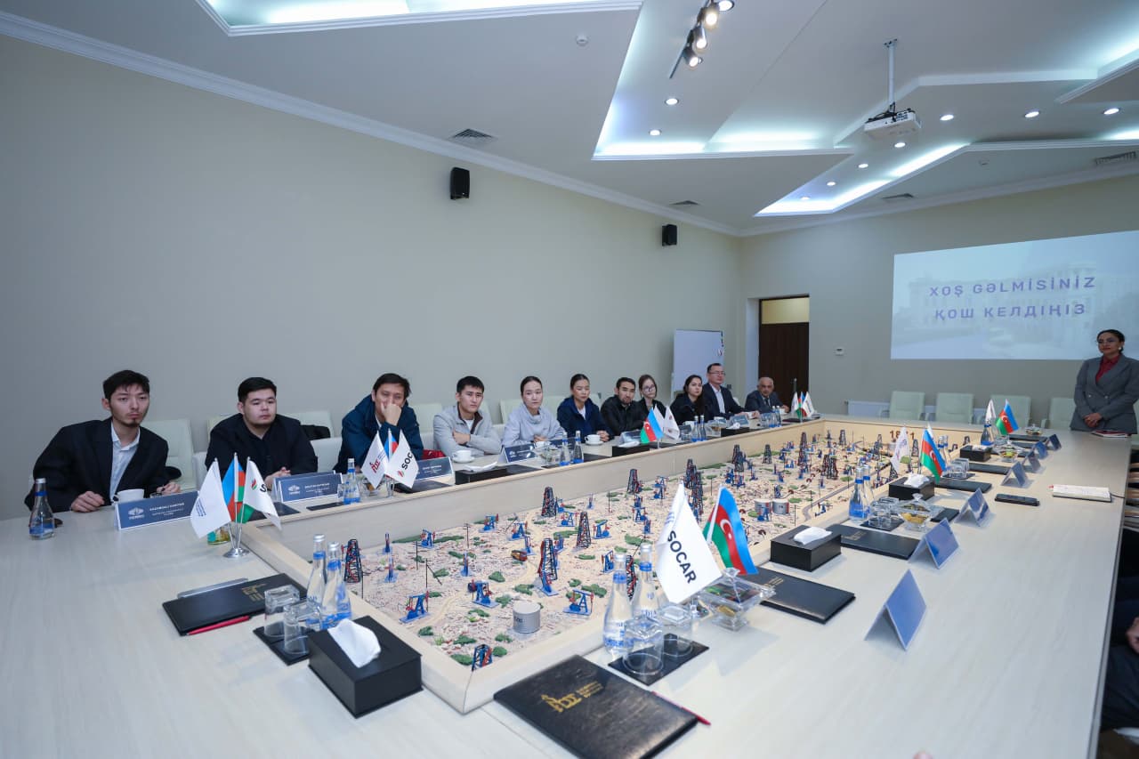 Qazaxıstanın gənc geoloqları Balaxanıdakı neft mədənləri ilə tanış oldu (FOTO)