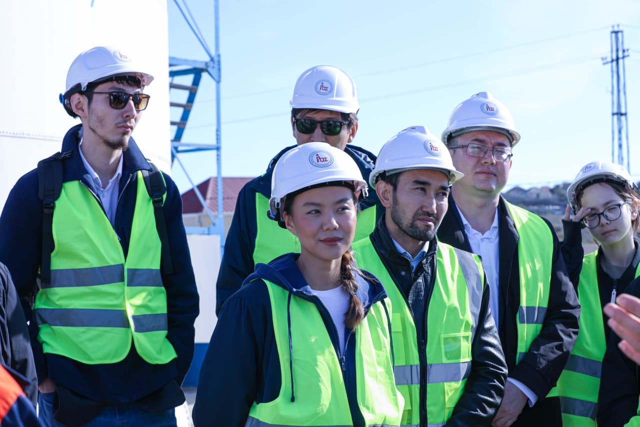 Qazaxıstanın gənc geoloqları Balaxanıdakı neft mədənləri ilə tanış oldu (FOTO)