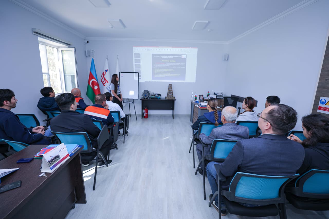 Qazaxıstanın gənc geoloqları Balaxanıdakı neft mədənləri ilə tanış oldu (FOTO)