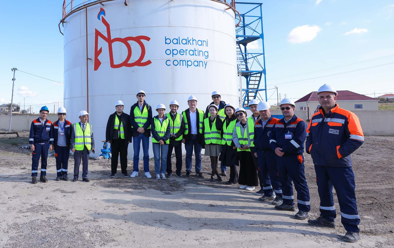 Qazaxıstanın gənc geoloqları Balaxanıdakı neft mədənləri ilə tanış oldu (FOTO)