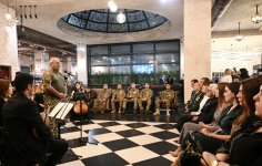 Heydər Əliyev Fondunun vitse-prezidenti Leyla Əliyeva və Bakı Media Mərkəzinin rəhbəri Arzu Əliyeva Bakı Kitab Mərkəzində “Zəfər sevinci” adlı musiqili-ədəbi gecədə iştirak ediblər (FOTO)