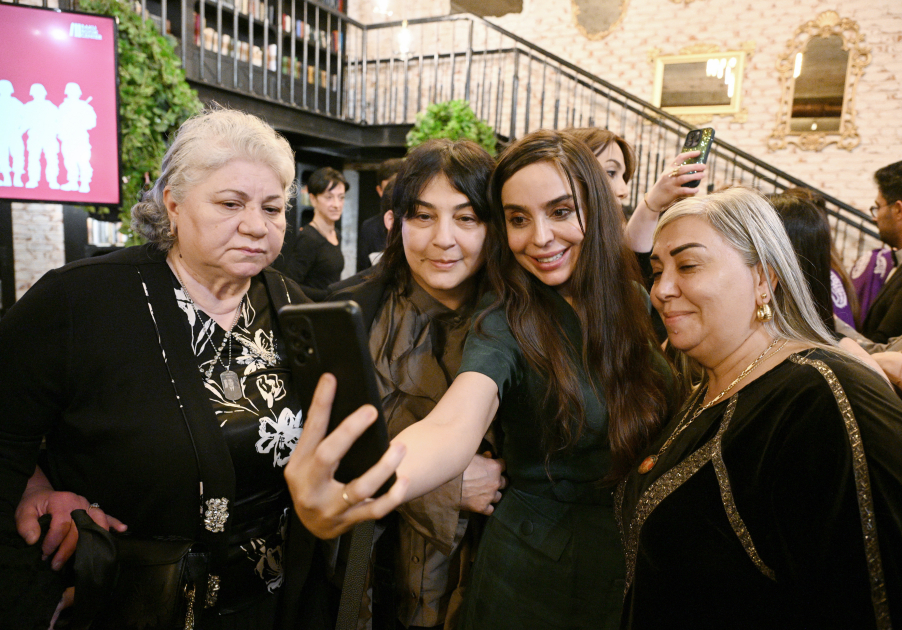 Heydər Əliyev Fondunun vitse-prezidenti Leyla Əliyeva və Bakı Media Mərkəzinin rəhbəri Arzu Əliyeva Bakı Kitab Mərkəzində “Zəfər sevinci” adlı musiqili-ədəbi gecədə iştirak ediblər (FOTO)