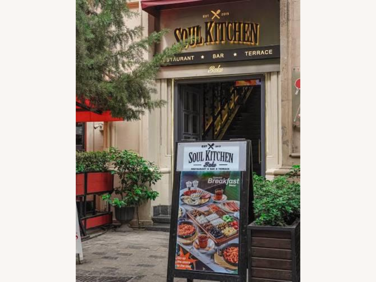 Bakıda məşhur restoranda Fələstin bayrağı mübahisəsi (FOTO)