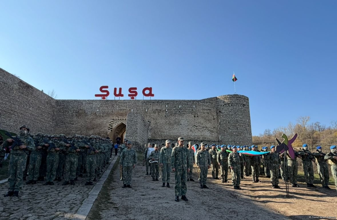 Şuşada Zəfər Gününün 5 illiyi münasibətilə hərbi yürüş keçirilib (FOTO)