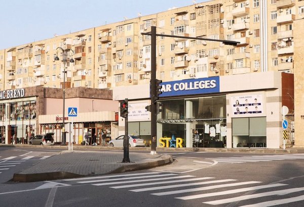 Bu küçələrdə yeni piyada keçidləri və panduslar təşkil olunub
