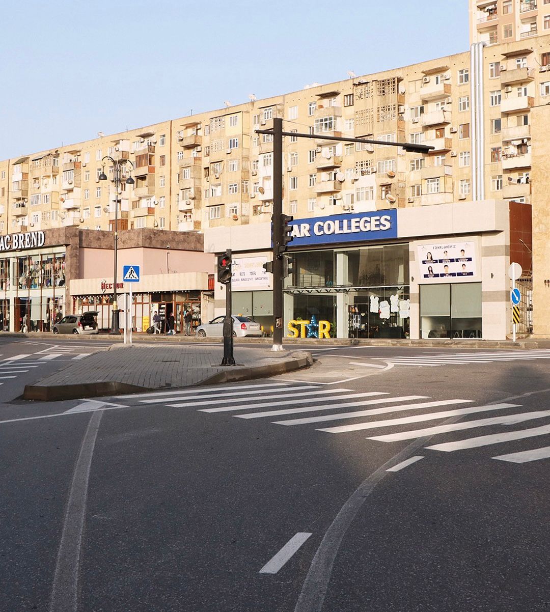 Bu küçələrdə yeni piyada keçidləri və panduslar təşkil olunub