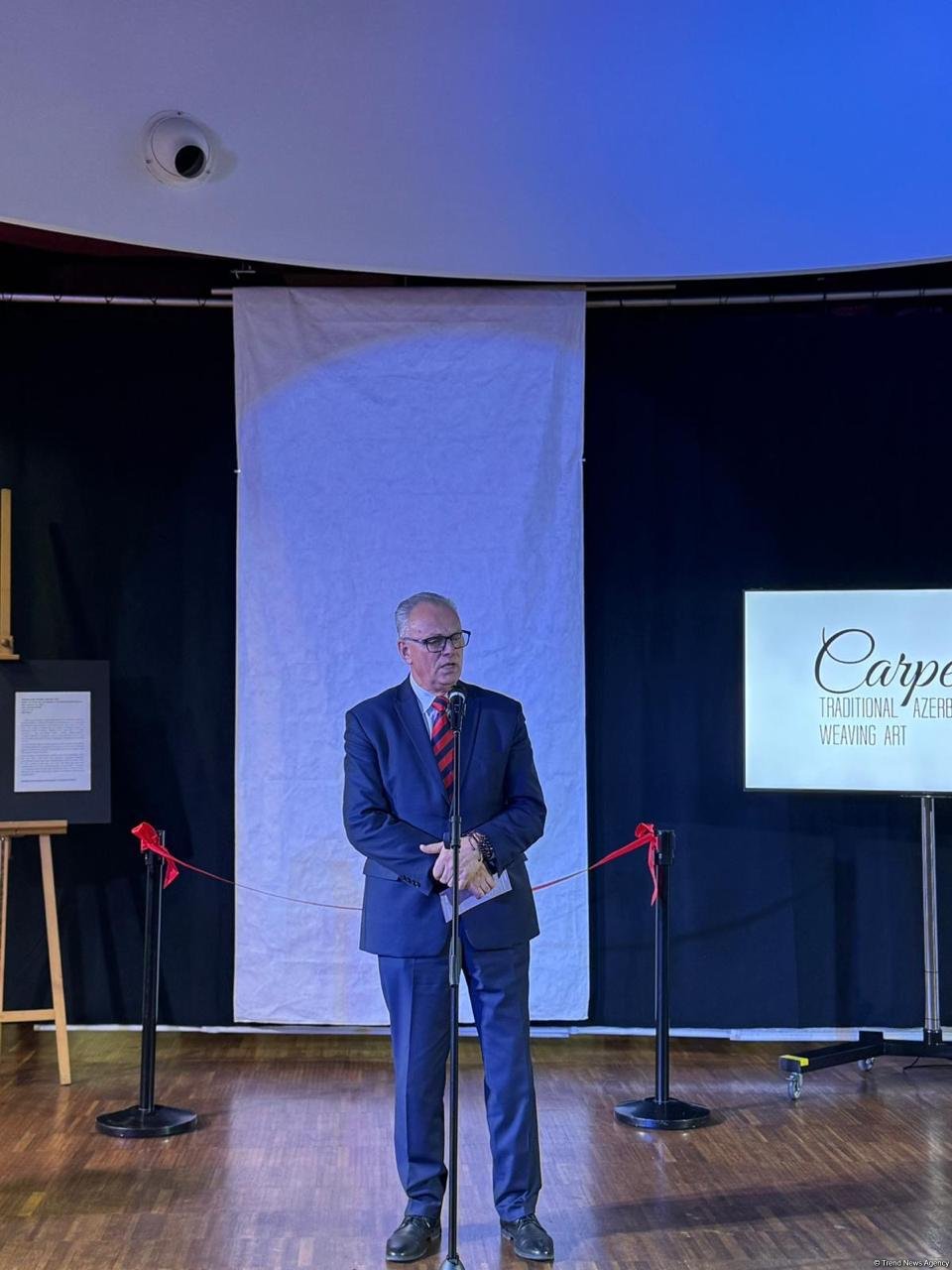 Zəfər Günü ərəfəsində Azərbaycan xalçası Polşa Muzeyinə hədiyyə olunub (FOTO)