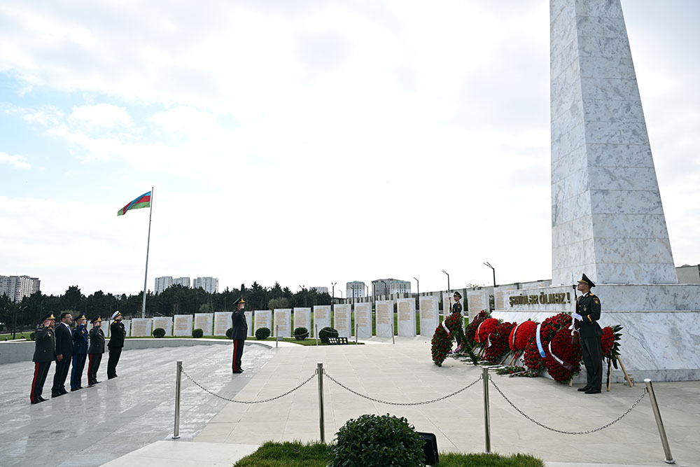 Müdafiə Nazirliyinin rəhbərliyi Ümummilli Lider Heydər Əliyevin və şəhidlərimizin məzarlarını ziyarət edib (FOTO)
