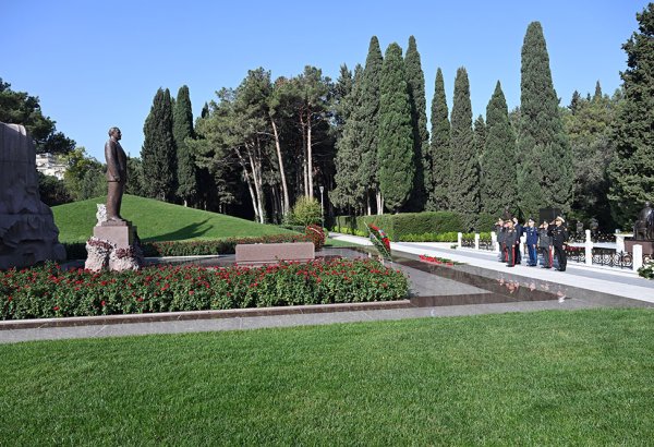 Müdafiə Nazirliyinin rəhbərliyi Ümummilli Lider Heydər Əliyevin və şəhidlərimizin məzarlarını ziyarət edib (FOTO)