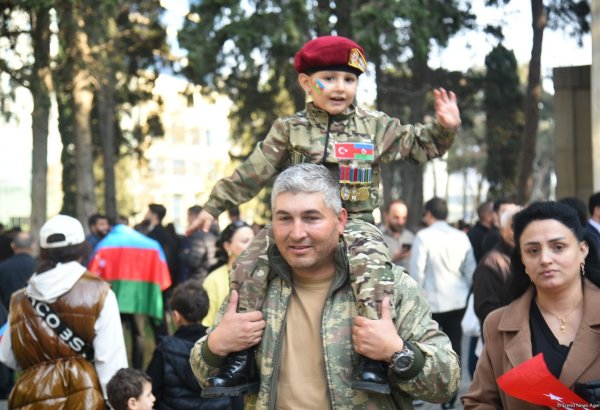 Vətən Müharibəsindəki Zəfərin 5 illiyinə həsr olunan hərbi paradla bağlı əhali Azadlıq meydanına toplaşır (FOTO)