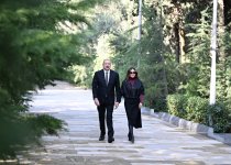 Prezident İlham Əliyev və birinci xanım Mehriban Əliyeva Ulu Öndər Heydər Əliyevin məzarını ziyarət ediblər (FOTO/VİDEO)