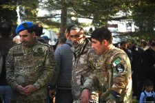 Vətən Müharibəsindəki Zəfərin 5 illiyinə həsr olunan hərbi paradla bağlı əhali Azadlıq meydanına toplaşır (FOTO)