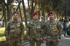 Vətən Müharibəsindəki Zəfərin 5 illiyinə həsr olunan hərbi paradla bağlı əhali Azadlıq meydanına toplaşır (FOTO)