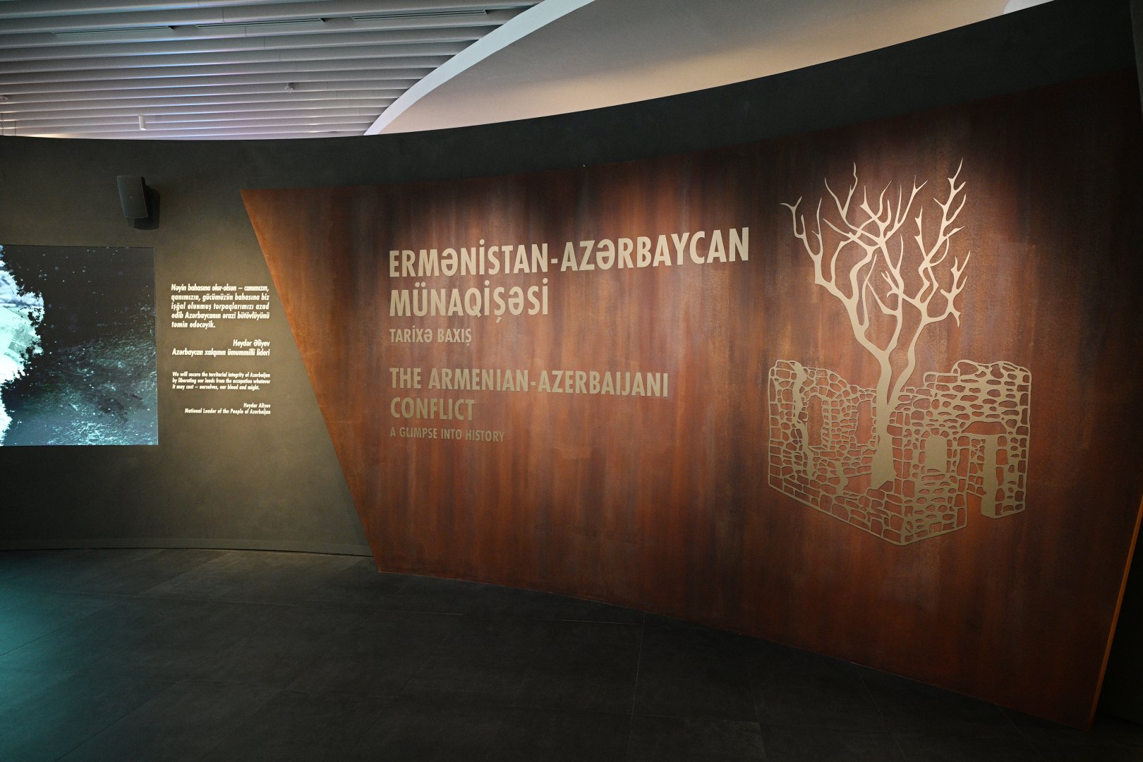 Prezident İlham Əliyev və Birinci xanım Mehriban Əliyeva Bakıda Zəfər abidəsini ziyarət edib və Zəfər muzeyinin açılışında iştirak ediblər (FOTO)