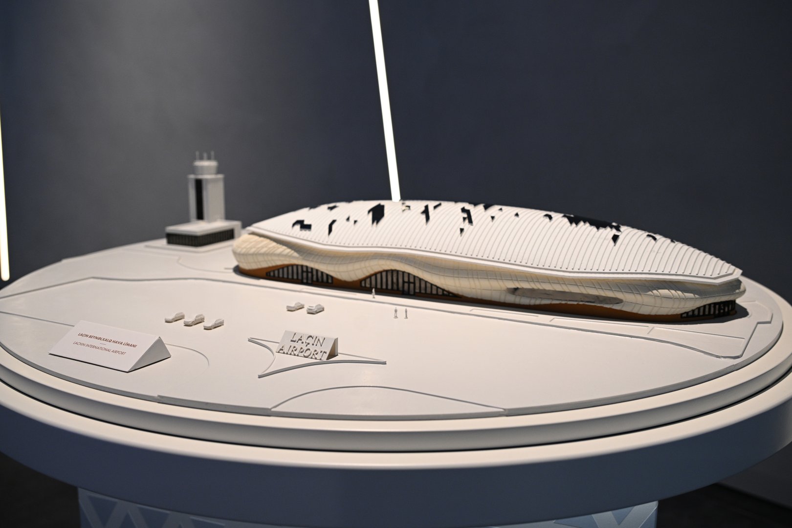 Prezident İlham Əliyev və Birinci xanım Mehriban Əliyeva Bakıda Zəfər abidəsini ziyarət edib və Zəfər muzeyinin açılışında iştirak ediblər (FOTO)