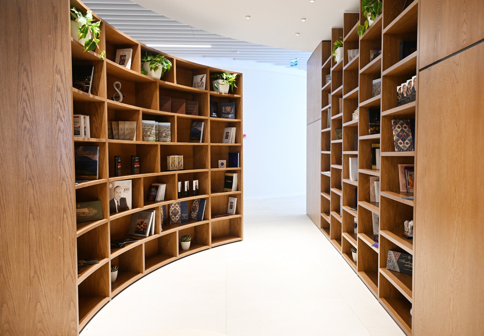 Prezident İlham Əliyev və Birinci xanım Mehriban Əliyeva Bakıda Zəfər abidəsini ziyarət edib və Zəfər muzeyinin açılışında iştirak ediblər (FOTO)