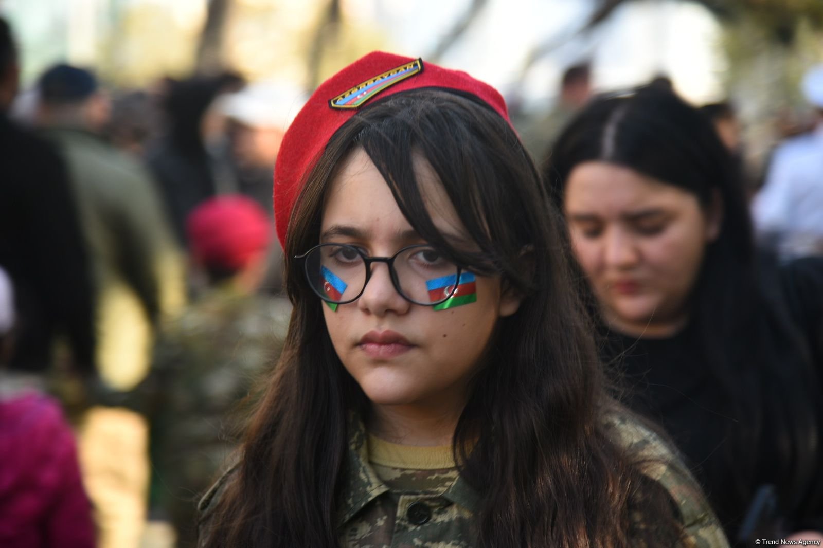 Vətən Müharibəsindəki Zəfərin 5 illiyinə həsr olunan hərbi paradla bağlı əhali Azadlıq meydanına toplaşır (FOTO)