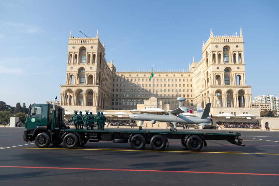 Prezident İlham Əliyev, Birinci xanım Mehriban Əliyeva, Türkiyə Prezidenti Rəcəb Tayyib Ərdoğan, Pakistan Baş naziri Məhəmməd Şahbaz Şərif hərbi paradda iştirak ediblər (FOTO/VİDEO) (YENİLƏNİB -4)