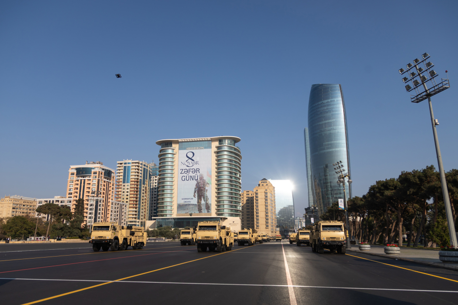 Prezident İlham Əliyev, Birinci xanım Mehriban Əliyeva, Türkiyə Prezidenti Rəcəb Tayyib Ərdoğan, Pakistan Baş naziri Məhəmməd Şahbaz Şərif hərbi paradda iştirak ediblər (FOTO/VİDEO) (YENİLƏNİB -4)