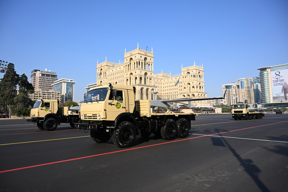 Prezident İlham Əliyev, Birinci xanım Mehriban Əliyeva, Türkiyə Prezidenti Rəcəb Tayyib Ərdoğan, Pakistan Baş naziri Məhəmməd Şahbaz Şərif hərbi paradda iştirak ediblər (FOTO/VİDEO) (YENİLƏNİB -4)