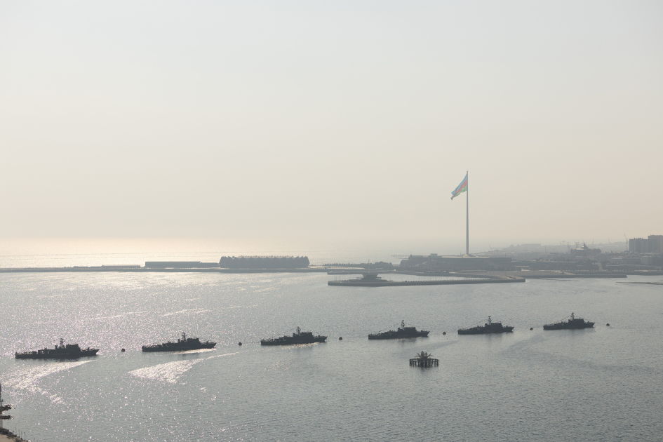 Prezident İlham Əliyev, Birinci xanım Mehriban Əliyeva, Türkiyə Prezidenti Rəcəb Tayyib Ərdoğan, Pakistan Baş naziri Məhəmməd Şahbaz Şərif hərbi paradda iştirak ediblər (FOTO/VİDEO) (YENİLƏNİB -4)