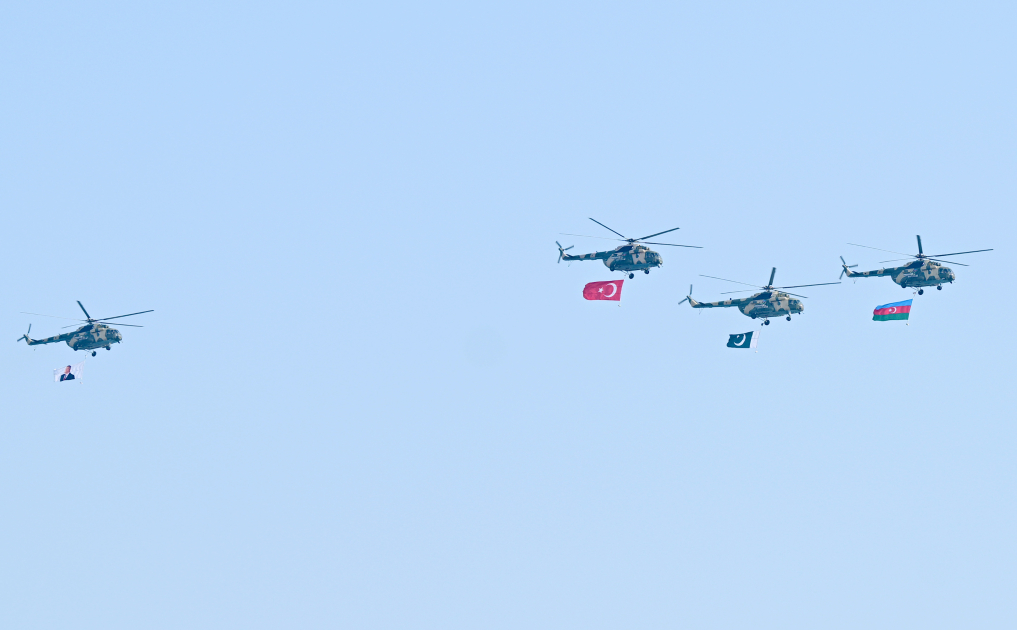 Prezident İlham Əliyev, Birinci xanım Mehriban Əliyeva, Türkiyə Prezidenti Rəcəb Tayyib Ərdoğan, Pakistan Baş naziri Məhəmməd Şahbaz Şərif hərbi paradda iştirak ediblər (FOTO/VİDEO) (YENİLƏNİB -4)