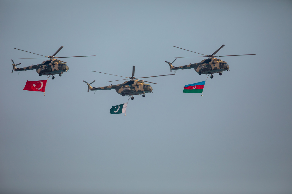 Prezident İlham Əliyev, Birinci xanım Mehriban Əliyeva, Türkiyə Prezidenti Rəcəb Tayyib Ərdoğan, Pakistan Baş naziri Məhəmməd Şahbaz Şərif hərbi paradda iştirak ediblər (FOTO/VİDEO) (YENİLƏNİB -4)