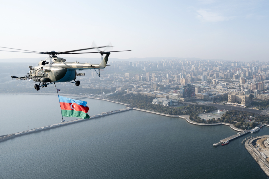 Prezident İlham Əliyev, Birinci xanım Mehriban Əliyeva, Türkiyə Prezidenti Rəcəb Tayyib Ərdoğan, Pakistan Baş naziri Məhəmməd Şahbaz Şərif hərbi paradda iştirak ediblər (FOTO/VİDEO) (YENİLƏNİB -4)