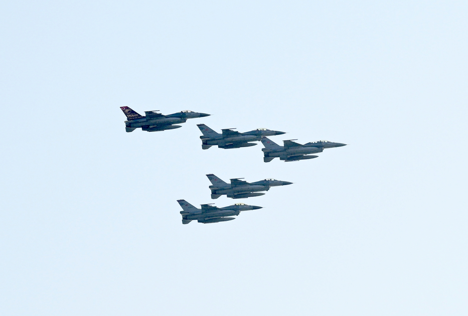 Prezident İlham Əliyev, Birinci xanım Mehriban Əliyeva, Türkiyə Prezidenti Rəcəb Tayyib Ərdoğan, Pakistan Baş naziri Məhəmməd Şahbaz Şərif hərbi paradda iştirak ediblər (FOTO/VİDEO) (YENİLƏNİB -4)