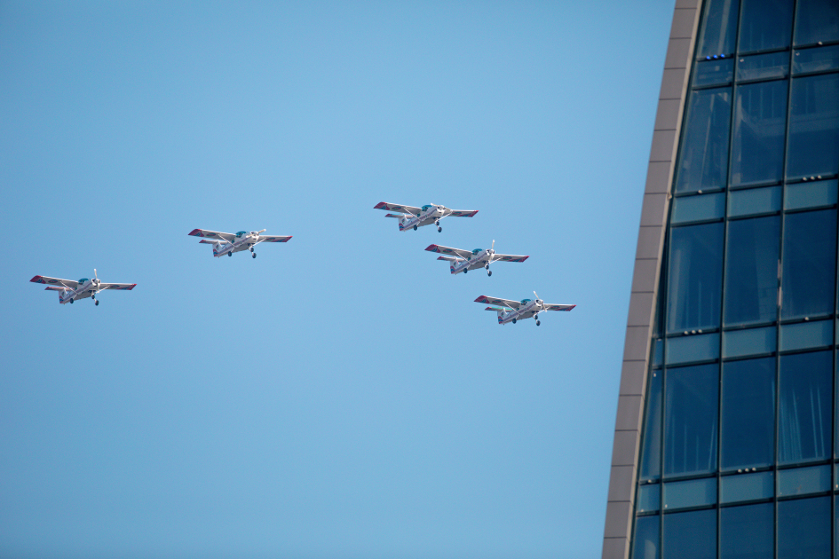 Prezident İlham Əliyev, Birinci xanım Mehriban Əliyeva, Türkiyə Prezidenti Rəcəb Tayyib Ərdoğan, Pakistan Baş naziri Məhəmməd Şahbaz Şərif hərbi paradda iştirak ediblər (FOTO/VİDEO) (YENİLƏNİB -4)